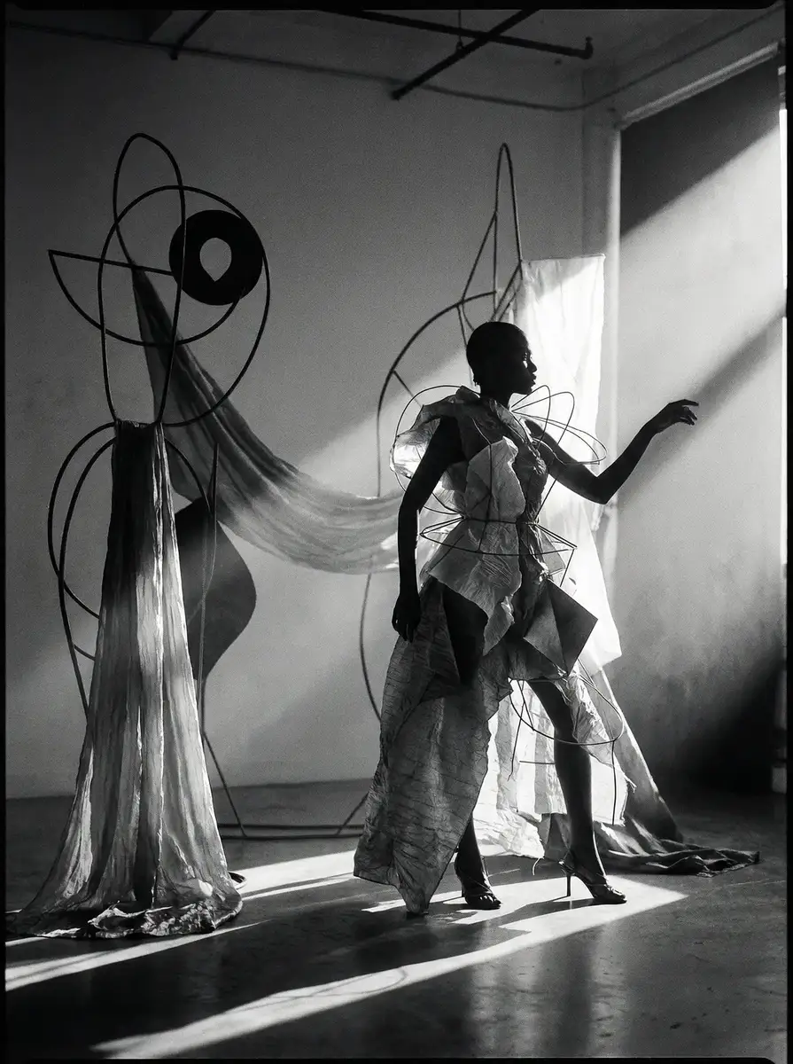 伟德国际网站 灵感橱窗 先锋艺术装置时装